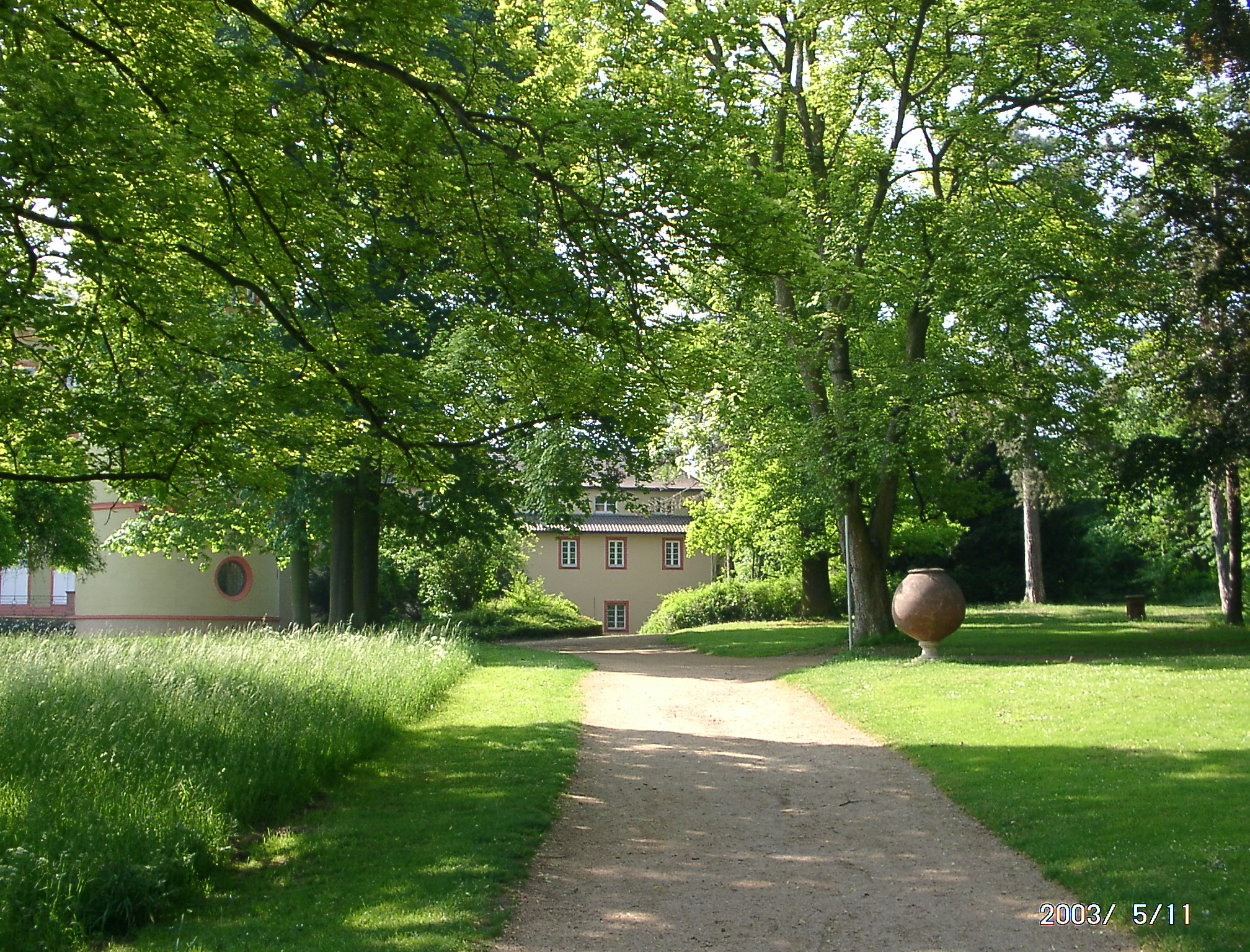 Schlosspark Worms-Herrnsheim, Weg im Schlosspark, © Landschafts­architektur­büro Stella Junker-Mielke, Worms, 2003