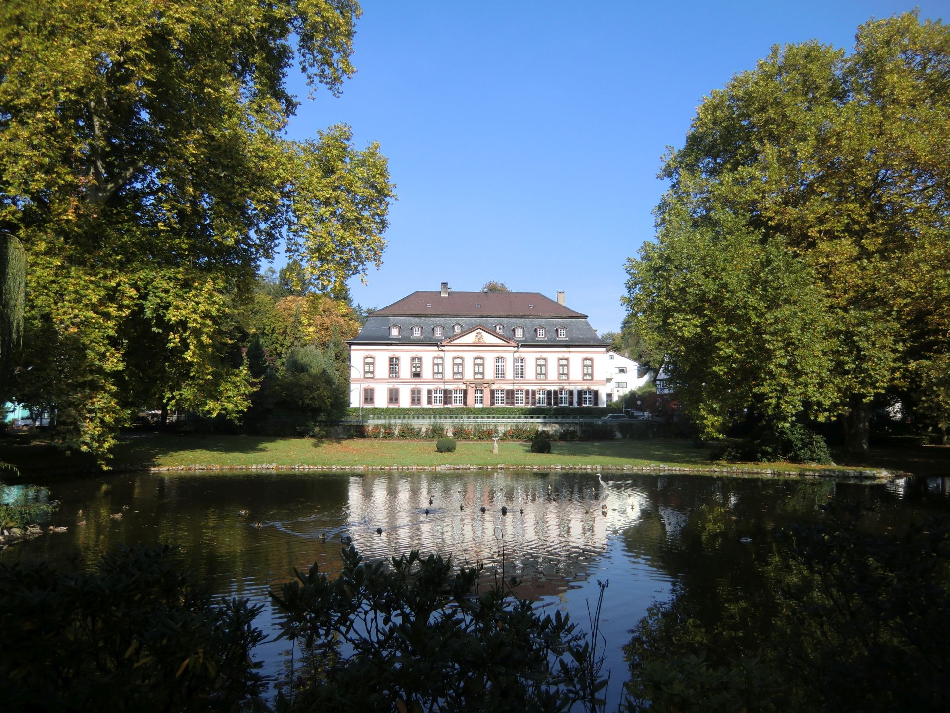  Schlosspark Birkenau, Blick über den Weiher zum Schloss, © Wenzel Bratner, 2012
